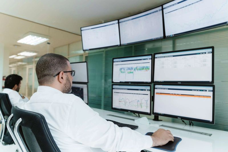 FLSmidth operator monitoring real-time process data in digital cement control center remotely