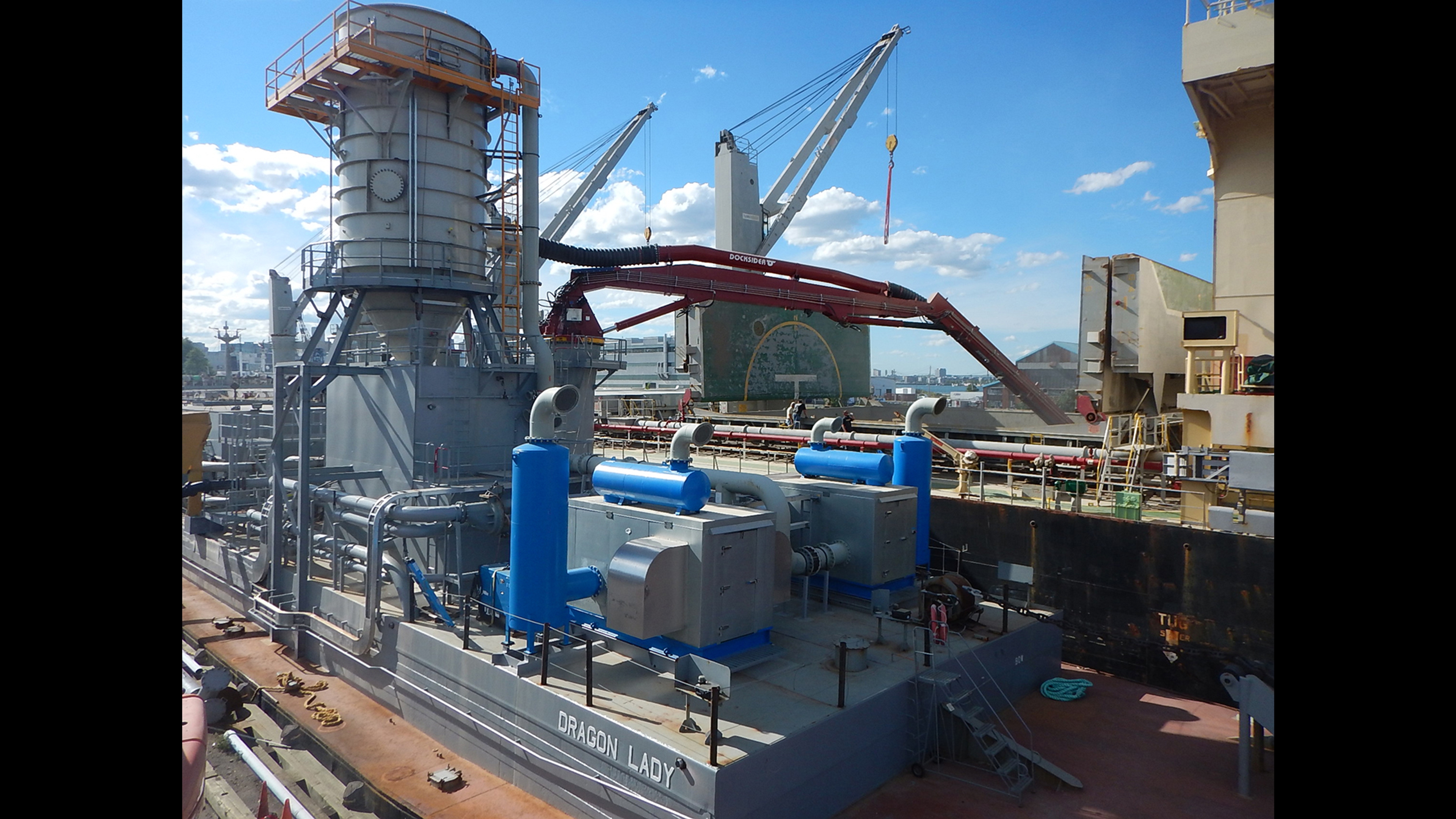 Dragon Lady self-unloading barge with Docksider ship unloader