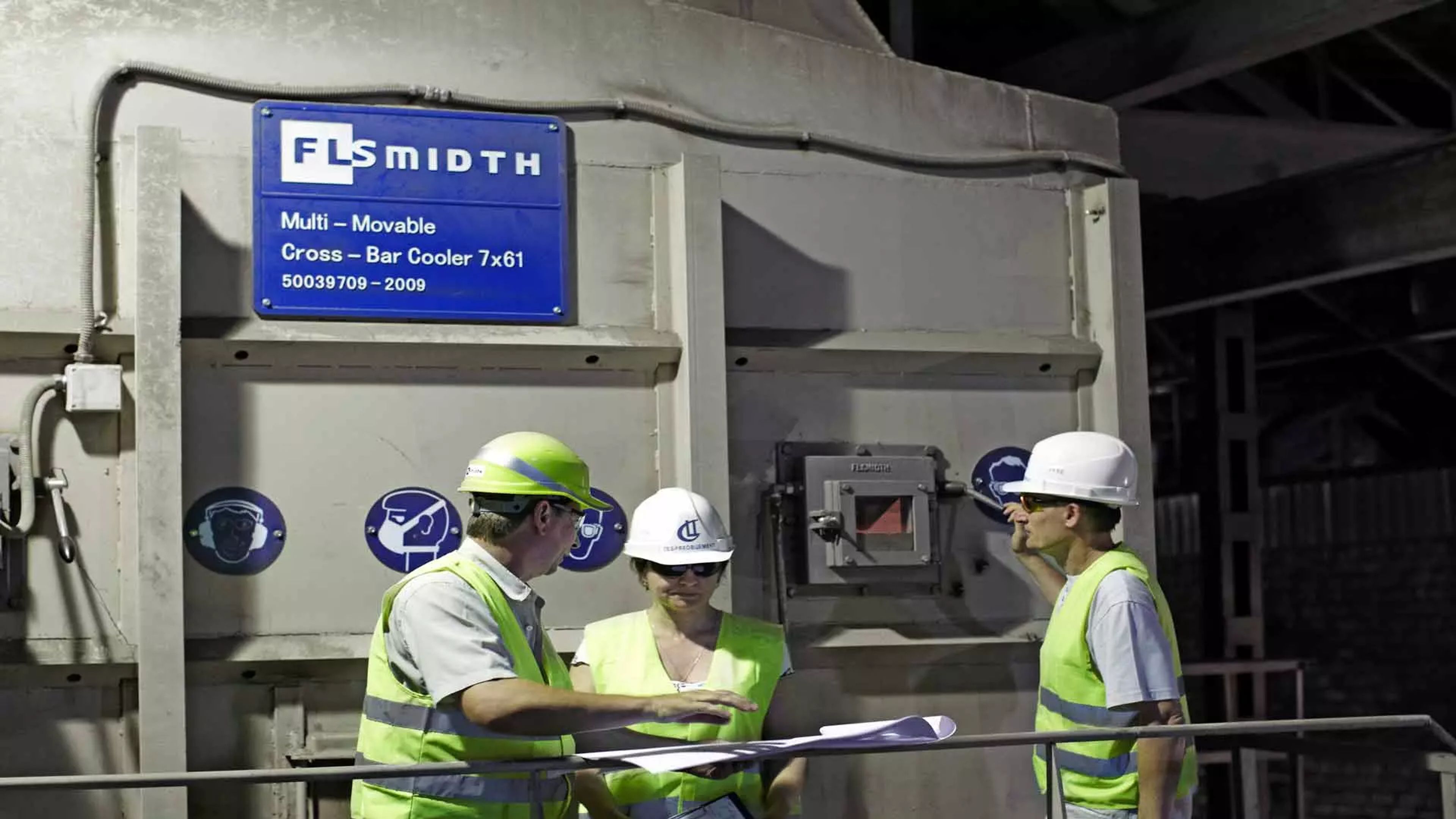 3 People standing in front of the Cross Bar Cooler discussing service related topics.