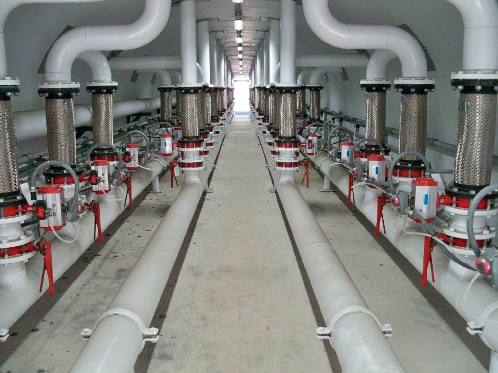 The air control valves for the Ful-Floor™ reclaim system are contained in a single tunnel beneath the dome.
