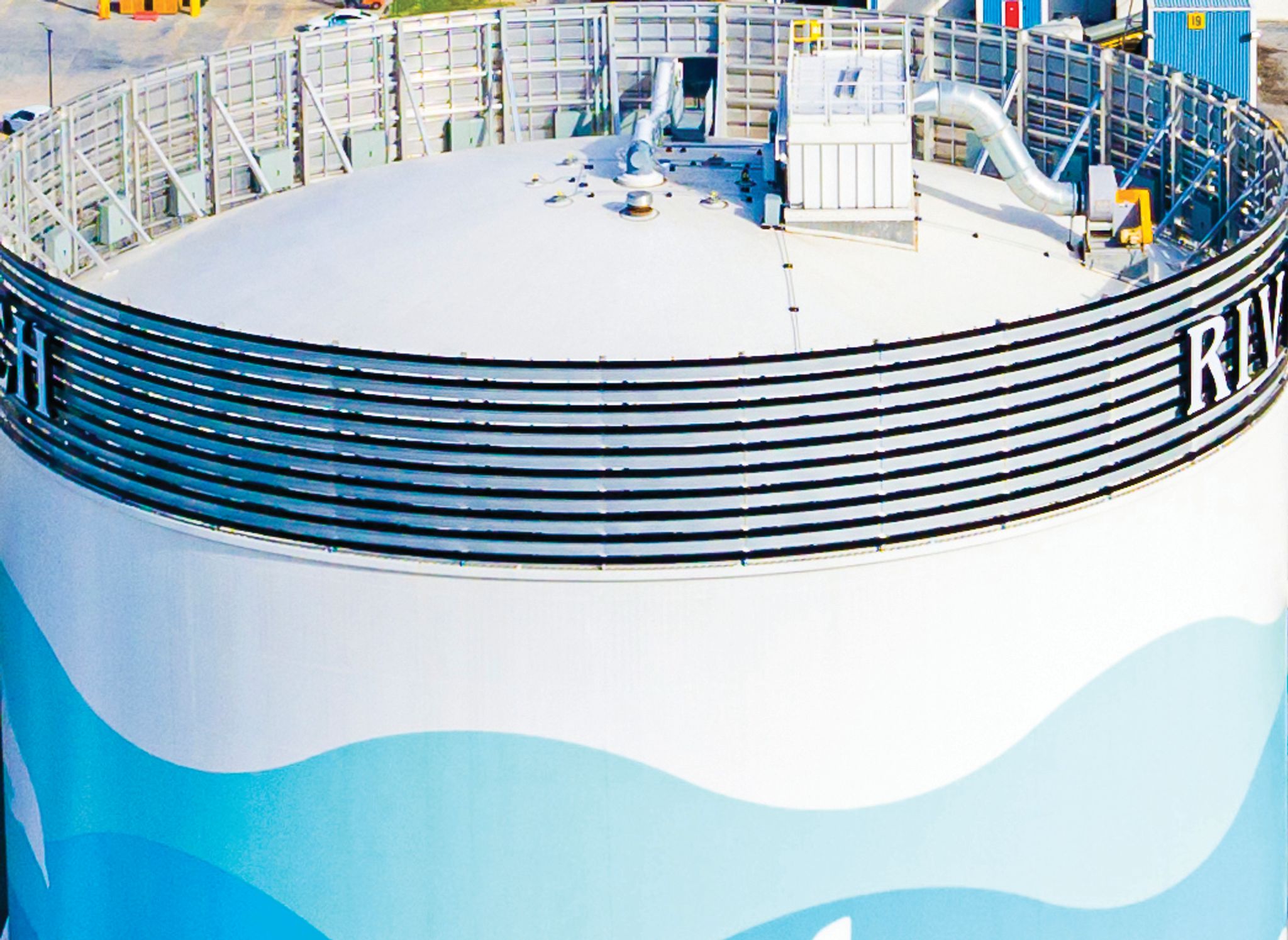 The parapet wall gives the dome the appearance of a cylinder and hides the mechanical equipment from view.